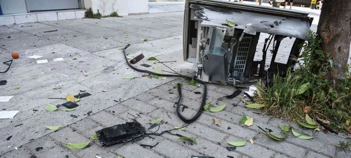 Αγνωστοι έβαλαν φωτιά σε ΑΤΜ στη Θεσσαλονίκη